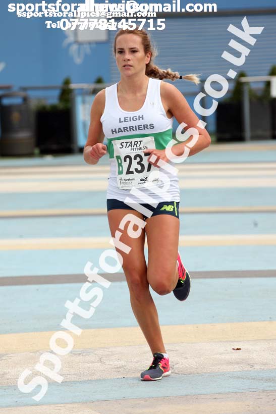 Senior womens 4 stage relay, Northern Senior 6 and 4 and Junior Stage Road Relays, SportsCity, Manchester. Photo:  David T. Hewitson/Sports for All Pics